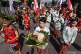 Warga mengikuti kirab budaya melewati rute yang telah ditentukan di Desa Dukuh, Kediri, Jawa Timur, Minggu (7/4/2019). Kegiatan yang diikuti warga setempat itu bertujuan mempromosikan desa Dukuh sebagai desa wisata dengan destinasi andalannya berupa sumber air Sugih Waras. Antara Jatim/Prasetia Fauzani/zk.