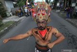 Warga mengikuti kirab budaya melewati rute yang telah ditentukan di Desa Dukuh, Kediri, Jawa Timur, Minggu (7/4/2019). Kegiatan yang diikuti warga setempat itu bertujuan mempromosikan desa Dukuh sebagai desa wisata dengan destinasi andalannya berupa sumber air Sugih Waras. Antara Jatim/Prasetia Fauzani/zk.