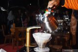 Barista meracik kopi saat mengikuti lomba barista pada acara Raja Gula Pesta Kopi Rakyat di halaman Pabrik Gula Rejo Agung Baru Madiun, Jawa Timur, Sabtu (6/4/2019) malam. Lomba Barista yang diikuti 27 peserta dari berbagai daerah di Jawa Timur dimaksudkan untuk memperkenalkan berbagai jenis kopi nusantara dan meningkatkan kemampuan barista. Antara Jatim/Siswowidodo/zk.