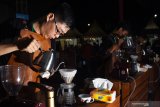 Barista meracik kopi saat mengikuti lomba barista pada acara Raja Gula Pesta Kopi Rakyat di halaman Pabrik Gula Rejo Agung Baru Madiun, Jawa Timur, Sabtu (6/4/2019) malam. Lomba Barista yang diikuti 27 peserta dari berbagai daerah di Jawa Timur dimaksudkan untuk memperkenalkan berbagai jenis kopi nusantara dan meningkatkan kemampuan barista. Antara Jatim/Siswowidodo/zk.