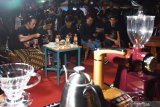 Juri melakukan penilaian saat lomba barista pada acara Raja Gula Pesta Kopi Rakyat di halaman Pabrik Gula Rejo Agung Baru Madiun, Jawa Timur, Sabtu (6/4/2019) malam. Lomba Barista yang diikuti 27 peserta dari berbagai daerah di Jawa Timur dimaksudkan untuk memperkenalkan berbagai jenis kopi nusantara dan meningkatkan kemampuan barista. Antara Jatim/Siswowidodo/zk.