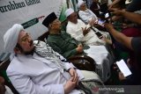 Pendiri dan pengasuh pondok pesantren Nurul Ihsan Bululawang Malang, KH Lutfi Abdul Hadi (kiri), Kiai Mahfudz Sobari (dua kanan), KH Sholahuddin Wahid (dua kiri) memberikan keterangan pers saat Halaqah Kebangsaan di Ponpes Tebuireng, Jombang, Jawa Timur, Minggu (7/4/2019). Puluhan ulama pendukung calon presiden (Capres) 01 dan 02 melebur dalam kegiatan Halaqah Kebangsaan tersebut untuk bisa memberikan pandangan damai ke masyarakat serta menciptakan Pemilu 2019 dengan damai. Antara Jatim/Syaiful Arif/zk.