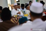 Ulama berkumpul saat mengikuti Halaqah Kebangsaan di Ponpes Tebuireng, Jombang, Jawa Timur, Minggu (7/4/2019).  Puluhan ulama pendukung calon presiden (Capres) 01 dan 02 melebur dalam kegiatan Halaqah Kebangsaan tersebut untuk bisa memberikan pandangan damai ke masyarakat serta menciptakan Pemilu 2019 dengan damai. Antara Jatim/Syaiful Arif/zk.