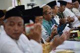 Ulama berdoa saat mengikuti Halaqah Kebangsaan di Ponpes Tebuireng, Jombang, Jawa Timur, Minggu (7/4/2019). Puluhan ulama pendukung calon presiden (Capres) 01 dan 02 melebur dalam kegiatan Halaqah Kebangsaan tersebut untuk bisa memberikan pandangan damai ke masyarakat serta menciptakan Pemilu 2019 dengan damai. Antara Jatim/Syaiful Arif/zk.