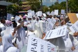 Demonstran yang tergabung dalam Aliansi Muslimah Aceh mengusung poster dan spanduk menggelar aksi damai di gedung DPR Aceh, Banda Aceh, Senin (8/4/2019). Aliansi Muslimah Aceh mendesak DPR Aceh dan pemerintah menolak Rancangan Undang-Undang Penghapusan Kekerasan Seksual (RUU PKS) karena berpotensi melemahkan ketahanan negara, dan mengabaikan peran agama dan adat istiadat serta berpotensi maraknya sek bebas, aborsi dan LGBT. (Antara Aceh/Ampelsa)
