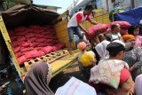 Warga mengantre membeli bawang merah murah saat operasi pasar di Pasar Pabean Surabaya, Jawa Timur, Senin (8/4/2019). Operasi pasar yang digelar Direktorat Jenderal Hortikultura Kementerian Pertanian dengan menjual bawang merah harga Rp23.000 per kilogram itu bertujuan untuk menstabilkan pasokan dan harga bawang merah. Antara Jatim/Didik Suhartono/zk