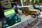 Tajuddin (60) melakukan proses finishing kerajinan miniatur mobil klasik dari kayu di Desa Sumberagung, Kecamatan Perak, Jombang, Jawa Timur, Senin (8/4/2019). Hasil kerajinan miniatur mobil klasik dari kayu limbah tersebut dijual mulai harga Rp 250 ribu sampai Rp 800 ribu per biji tergantung model serta tingkat kerumitan. Antara Jatim/Syaiful Arif/zk.