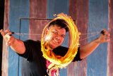 Anggota komunitas Indonesian Nunchaku Club Region Aceh menunjukkan seni permainan api (fire poi) di Lhokseumawe, Aceh, Minggu (7/4/2019). Seni permainan api yang biasanya dimainkan pada malam hari oleh orang yang memiliki kemampuan teknis khusus itu melibatkan manipulasi benda terbakar seperti Stick Fire, Poi Fire yang memadukan antara seni tradisi, seni modern, dan permainan api. (ANTARA FOTO/Rahmad/foc)