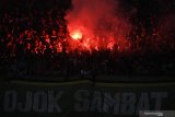 Sejumlah suporter Persebaya Surabaya menyalakan 'flare' saat akhir laga final leg 1 Piala Presiden 2019 antara Persebaya Surabya vs Arema FC di Gelora Bung Tomo, Surabaya, Jawa Timur, Selasa (9/4/2019). Pertandingan tersebut berakhir imbang dengan skor 2-2. Antara Jatim/Zabur Karuru.