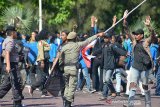 Polisi bersama Satpol PP terlibat bentrok dengan mahasiswa  saat terjadi kerusuhan dalam aksi menolak perusahaan tambang PT Emas Mineral Murni (PTEMM) di kantor Gubernur Aceh, Selasa (9/4/2019). Aksi bentrok aparat keamanan dengan mahasiswa itu mengakibatkan sejumlah pot bunga rusak, kaca kantor Gubernur pecah dan beberapa orang mahasiswa mengalami luka dan terkena gas air mata. (Antara Aceh/Ampelsa)