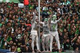 Sejumlah suporter Persebaya Surabaya meneriakan yel-yel dukungannya saat laga final leg 1 Piala Presiden 2019 antara Persebaya Surabya vs Arema FC di Gelora Bung Tomo, Surabaya, Jawa Timur, Selasa (9/4/2019). Pertandingan tersebut berakhir imbang dengan skor 2-2. Antara Jatim/Zabur Karuru.