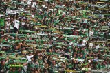 Sejumlah suporter Persebaya Surabaya meneriakan yel-yel dukungannya saat laga final leg 1 Piala Presiden 2019 antara Persebaya Surabya vs Arema FC di Gelora Bung Tomo, Surabaya, Jawa Timur, Selasa (9/4/2019). Pertandingan tersebut berakhir imbang dengan skor 2-2. Antara Jatim/Zabur Karuru.