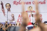 Calon Presiden petahana nomor urut 01 Joko Widodo berpidato saat kampanye terbuka dan Apel Akbar Kesetian Tegak Lurus di Gedung Budaya Sabilulungan, Kabupaten Bandung, Jawa Barat, Selasa (9/4/2019). Jokowi menargetkan kemenangan sebesar 60 persen suara di Jawa Barat pada Pilpres 17 April mendatang. ANTARA JABAR/M Agung Rajasa/agr