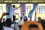 Calon Presiden petahana nomor urut 01 Joko Widodo berpidato saat kampanye terbuka dan Apel Akbar Kesetian Tegak Lurus di Gedung Budaya Sabilulungan, Kabupaten Bandung, Jawa Barat, Selasa (9/4/2019). Jokowi menargetkan kemenangan sebesar 60 persen suara di Jawa Barat pada Pilpres 17 April mendatang. ANTARA JABAR/M Agung Rajasa/agr