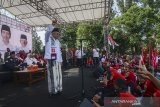 Calon Wakil Presiden nomor urut 01 Maruf Amin memberikan orasi politiknya saat menghadiri kampanye akbar di Padalarang, Kabupaten Bandung Barat, Jawa Barat, Selasa (9/4/2019). Dalam kampanye akbar tersebut, Cawapres Maruf Amin menargetkan kemenangan 70 persen suara di Kabupaten Bandung Barat. ANTARA JABAR/Raisan Al Farisi/agr