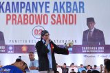 Cawapres nomor urut 02 Sandiaga Uno menyampaikan orasi politik saat kampanye akbar Prabowo-Sandi di GOR Ki Mageti Kabupaten Magetan, Jawa Timur, Senin (8/4/2019). Kampanye dengan juru kampanye Sandiaga Uno dihadiri ribuan pendukung capres-cawapres nomor urut 02 Prabowo Subianto-Sandiaga Uno. Antara Jatim/Siswowidodo/zk.