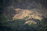 Kondisi karst Citatah yang rusak di Kabupaten Bandung Barat, Jawa Barat, Selasa (9/4/2019). Penelitian yang dilakukan oleh pakar Geologi ITB Budi Brahmantyo mencatat, sekitar 1,5 juta hektare kawasan karst di Indonesia dalam kondisi memprihatinkan termasuk Kawasan Karst Citatah di Kabupaten Bandung Barat. ANTARA JABAR/Raisan Al Farisi/agr