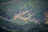 Kondisi karst Citatah yang rusak di Kabupaten Bandung Barat, Jawa Barat, Selasa (9/4/2019). Penelitian yang dilakukan oleh pakar Geologi ITB Budi Brahmantyo mencatat, sekitar 1,5 juta hektare kawasan karst di Indonesia dalam kondisi memprihatinkan termasuk Kawasan Karst Citatah di Kabupaten Bandung Barat. ANTARA JABAR/Raisan Al Farisi/agr