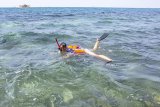 Wisatawan berenang menikmati spot snorkeling (selam permukaan) di Perairan Tangkolak, Desa Sukakerta, Karawang, Jawa Barat, Minggu (7/4/2019). Kawasan tersebut merupakan salah satu objek wisata laut terbaik yang menyajikan kegiatan wisata snorkeling kepada wisatawan yang datang berlibur ke Tangkolak. ANTARA JABAR/M Ibnu Chazar/agr