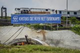 Kereta api Argo Parahyangan melintasi proyek terowongan Kereta Cepat Jakarta Bandung (KCJB) di Tagog Apu, Kabupaten Bandung Barat, Jawa Barat, Selasa (9/4/2019). PT Wijaya Karya mencatat, konstruksi kereta cepat Jakarta-Bandung (KCJB) telah mencapai 9,2 persen hingga  Februari 2019 dan ditargetkan akan mencapai 55 persen pada tahun ini. ANTARA JABAR/Raisan Al Farisi/agr