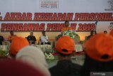 Ketua Badan Pengawas Pemilihan Umum (Bawaslu) Kota Kediri, Mansur (kanan) membuka apel akbar kesiapan personel pengawas pemilu 2019 di Gor Jayabaya, Kota Kediri Jawa Timur, Rabu (10/4/2019). Kegiatan itu bertujuan memberikan arahan kepada 972 petugas pengawas pemilu terkait kewajiban dan tanggung jawab menjelang penyelenggaraan Pemilu 2019. Antara Jatim/Prasetia Fauzani/zk.