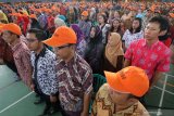 Petugas mengikuti apel akbar kesiapan personel pengawas pemilu 2019 di Gor Jayabaya, Kota Kediri Jawa Timur, Rabu (10/4/2019). Kegiatan itu bertujuan memberikan arahan kepada 972 petugas pengawas pemilu terkait kewajiban dan tanggung jawab menjelang penyelenggaraan Pemilu 2019. Antara Jatim/Prasetia Fauzani/zk.