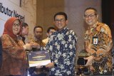 Kepala Kanwil DJP Jabar Neilmaldrin Noor (tengah) bersama Kepala KPP Madya Bandung Andi Setiawan (kanan) menyerahkan penghargaan kepada Direktur Keuangan Bank BJB Nia Kania (kiri) saat  Tax Gathering KPP Madya Bandung di Kota Bandung, Jawa Barat, Rabu (10/4/2019). Penghargaan diberikan sebagai bentuk apresiasi kepada para wajib pajak terdaftar yang telah memberikan kontribusi pada penerimaan pajak di wilayah tersebut. ANTARA JABAR/Heru Salim/agr