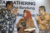 Kepala Kanwil DJP Jabar Neilmaldrin Noor (kiri) bersama Kepala KPP Madya Bandung Andi Setiawan (kanan) berbincang dengan Direktur Keuangan Bank BJB Nia Kania (tengah) seusai menyerahkan penghargaan pada Tax Gathering KPP Madya Bandung di Kota Bandung, Jawa Barat, Rabu (10/4/2019). Penghargaan diberikan sebagai bentuk apresiasi kepada para wajib pajak terdaftar yang telah memberikan kontribusi pada penerimaan pajak di wilayah tersebut. ANTARA JABAR/Heru Salim/agr