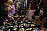 Pengunjung mengamati kerajinan aksesoris wanita saat pameran Batik Bordir dan Aksesoris di Surabaya, Jawa Timur, Rabu (10/4/2019). Pameran berbagai produk unggulan seperti batik, bordir, kebaya, songket dan lain sebagainya itu berlangsung sampai 10 April 2019. Antara Jatim/Didik Suhartono/zk.