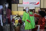 Pengunjung mengamati busana saat pameran Batik Bordir dan Aksesoris di Surabaya, Jawa Timur, Rabu (10/4/2019). Pameran berbagai produk unggulan seperti batik, bordir, kebaya, songket dan lain sebagainya itu berlangsung sampai 10 April 2019. Antara Jatim/Didik Suhartono/zk.