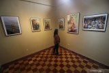 Pengunjung melihat foto-foto karya Remi Decoster saat pameran fotografi bertajuk Jeune Creation (karya cipta muda) di Galeri Paviliun House of Sampoerna, Surabaya, Jawa Timur, Rabu (10/4/2019). Pameran yang berlangsung hingga 27 April 2019 tersebut menampilkan karya-karya foto dua fotografer muda asal Perancis yakni Erell Hemmer dan Remi Decoster yang menyoroti hal unik kehidupan masyarakat di Surabaya dan Madura dalam kaitannya sebagai kota maritim dan pesisir. Antara Jatim/Moch Asim/zk.