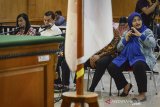 Terdakwa kasus dugaan suap perizinan Meikarta, Neneng Hasanah Yasin (kanan) menjawab pertanyaan Jaksa Penuntut Umum saat menjalani sidang dengan agenda pemeriksaan terdakwa di Pengadilan Tipikor, Bandung, Jawa Barat, Rabu (10/4/2019). Dalam sidang tersebut, Jaksa Penuntut Umum KPK memberikan beberapa pertanyaan kepada Mantan Bupati Bekasi itu guna memberikan keterangan terkait dugaan suap perizinan Meikarta. ANTARA JABAR/Raisan Al Farisi/agr