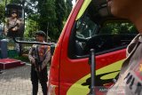Personel kepolisian bersenjata lengkap mengawal pendistribusian logistik pemilu 2019 di GOR Jombang, Jawa Timur, Rabu (10/4/2019). Meski masih ada kekurangan sekitar 26 ribu surat suara, Komisi Pemilihan Umum (KPU) Jombang mulai mendistribusikan logistik pemilu 2019 ke Panitia Pemilihan Kecamatan (PPK) hingga 14 April mendatang. Antara Jatim/Syaiful Arif/zk.