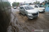 Sejumlah pengendara melintasi jalan Let Jend S Parman tepatnya di jembatan pangeran, Banjarmasin, Kalimantan Selatan, Kamis (11/4/2019).Sejumlah jalan di Kota Banjarmasin tergenang akibat curah hujan cukup tinggi dan buruknya drainase di  kawasan tersebut .Foto Antaranews Kalsel/Bayu Pratama S.