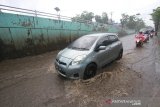 Sejumlah pengendara melintasi jalan Let Jend S Parman tepatnya di jembatan pangeran, Banjarmasin, Kalimantan Selatan, Kamis (11/4/2019).Sejumlah jalan di Kota Banjarmasin tergenang akibat curah hujan cukup tinggi dan buruknya drainase di  kawasan tersebut .Foto Antaranews Kalsel/Bayu Pratama S.