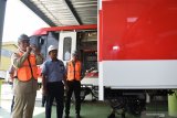 Anggota Komisi V DPR RI Bambang Haryo Soekartono (kiri) mengamati kereta Light Rail Transit (LRT) saat melakukan kunjungan kerja (kunker) di PT Industri Kereta Api (Inka) Madiun, Jawa Timur, Rabu (10/4/2019). Kementerian Perhubungan memesan 32 rangkaian LRT yang akan digunakan untuk melayani transportasi wilayah Jakarta-Bogor-Depok-Tangerang-Bekasi (Jabodetabek), ditargetkan selesai seluruhnya pada 2020. Antara Jatim/Siswowidodo/zk.