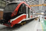 Pekerja menyelesaikan pembuatan kereta Light Rail Transit (LRT) di PT Industri Kereta Api (Inka) Madiun, Jawa Timur, Rabu (10/4/2019). Kementerian Perhubungan memesan 32 rangkaian LRT yang akan digunakan untuk melayani transportasi wilayah Jakarta-Bogor-Depok-Tangerang-Bekasi (Jabodetabek) dan ditargetkan selesai seluruhnya pada 2020. Antara Jatim/Siswowidodo/zk.