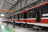 Pekerja menyelesaikan pembuatan kereta Light Rail Transit (LRT) di PT Industri Kereta Api (Inka) Madiun, Jawa Timur, Rabu (10/4/2019). Kementerian Perhubungan memesan 32 rangkaian LRT yang akan digunakan untuk melayani transportasi wilayah Jakarta-Bogor-Depok-Tangerang-Bekasi (Jabodetabek), ditargetkan selesai seluruhnya pada 2020. Antara Jatim/Siswowidodo/zk.