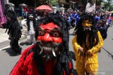 Peserta Kirab Budaya berkostum unik melintas di depan Alun-Alun Nganjuk, Jawa Timur, Rabu (10/4/2019). Kirab yang diikuti sejumlah perwakilan kabupaten se-Jawa Timur tersebut guna memperingati hari jadi ke-1082 Kabupaten Nganjuk. Antara Jatim/Prasetia Fauzani/zk.