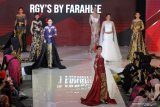 Model memperagakan baju kebaya karya perancang busana Farah Lee dalam Malang Fashion Movement 2019 di Malang Olympic Garden, Malang, Jawa Timur, Rabu (10/4/2019). Peragaan busana yang berlangsung selama dua hari tersebut diadakan untuk memberi wadah bagi para desainer muda untuk berkreasi menciptakan rancangan busana bertema etnik. Antara Jatim/Ari Bowo Sucipto/zk.