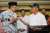 Menteri Pendidikan dan Kebudayaan Muhadjir Effendy (kedua kanan) berbicara dengan Kepala Sekolah SMP 17 Lukman Hakim (kiri) usai menggelar rapat bersama sejumlah kepala sekolah dan aparat kepolisian untuk membahas kasus penganiayaan siswi SMP di Mapolresta Pontianak, Kalimantan Barat, Kamis (11/4/2019). Muhadjir Effendy datang ke Pontianak untuk memantau langsung penanganan kasus penganiayaan siswi SMP berinisial Au (14). ANTARA FOTO/Jessica Helena WuysangANTARA FOTO/JESSICA HELENA WUYSANG (ANTARA FOTO/JESSICA HELENA WUYSANG)