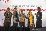 Ketua Dewan Pembina MMD Inititive dan Ketua Gerakan Suluh Kebangsaan Mohammad Mahfud MD (tengah) berbincang dengan Koordinator Jaringan Nasional Gusdurian Alissa Wahid (kedua kanan), Rektor Universitas Katolik Parahyang Mangadar Situmorang (kanan), Komedian Arie Kriting (kedua kiri) dan Ketua Pusat Studi Pancasila Universitas Katolik Parahyangan Andreas Doweng (kiri) di sela-sela Diskusi Kebangsaan, Milenial dan Pertisipasi Politik di Universitas Katolik Parahyang, Bandung, Jawa Barat, Kamis (11/4/2019). Diskusi kebangsaan tersebut membedah peran vital dan sikap politik generasi milenial yg hidup di era digital, khususnya menjelang Pemilu 2019. ANTARA JABAR/M Agung Rajasa/agr