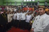 Menteri Sosial Agus Gumiwang Kartasasmita (tengah) melambaikan tangan kepada Keluarga Penerima Manfaat (KPM) pada acara Penyaluran Bantuan Sosial Program Bantuan Harapan (PKH) dan Penyaluran Bantuan Pangan Non Tunai (BPNT) di Gor Dadaha, Kota Tasikmalaya, Jawa Barat, Kamis (11/4/2019). Pemerintah menganggarkan Rp34 Triliun, untuk program PKH pada tahun 2019, dengan jumlah KPM PKH terbanyak di Provinsi Jatim sedangkan Jabar jumlah penerima PKH 1,7 juta warga atau 17 persen dari populasi penerima dan BPNT sebanyak 3,2 juta penerima. ANTARA JABAR/Adeng Bustomi/agr