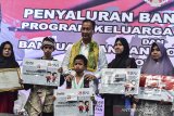 Menteri Sosial Agus Gumiwang Kartasasmita (tengah) berfoto bersama Keluarga Penerima Manfaat (KPM) pada acara Penyaluran Bantuan Sosial Program Bantuan Harapan (PKH) dan Penyaluran Bantuan Pangan Non Tunai (BPNT) di Gor Dadaha, Kota Tasikmalaya, Jawa Barat, Kamis (11/4/2019). Pemerintah menganggarkan Rp34 Triliun, untuk program PKH pada tahun 2019, dengan jumlah KPM PKH terbanyak di Provinsi Jatim sedangkan Jabar jumlah penerima PKH 1,7 juta warga atau 17 persen dari populasi penerima dan BPNT sebanyak 3,2 juta penerima. ANTARA JABAR/Adeng Bustomi/agr