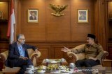 Gubernur Jawa Barat Ridwan Kamil (kanan) berbincang dengan Duta Besar Inggris untuk Indonesia Moazzam Malik (kiri) saat penutupan program English For Ulama di Gedung Sate, Bandung, Jawa Barat, Rabu (11/4/2019). Sebanyak 30 Ulama terpilih dari seluruh Jawa Barat mendapat pelatihan bahasa inggris dari British Council guna menaikan kapasitas bahasa inggris para ulama yang nantinya akan dikirim ke forum-forum lintas agama internasional. ANTARA JABAR/Raisan Al Farisi/agr