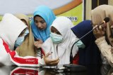 Empat dari 12 siswi SMU yang diduga menjadi pelaku dan saksi dalam kasus penganiayaan siswi SMP berinisial AU (14) berdiskusi dengan kerabat di sela jumpa pers yang digelar di Mapolresta Pontianak, Kalimantan Barat, Rabu (10/4/2019). Sebanyak 12 siswi SMU menjalani pemeriksaan kepolisian terkait dugaan penganiayaan yang terjadi di dua tempat berbeda yaitu halaman parkir di Jalan Sulawesi dan Taman Akcaya di Kota Pontianak pada Jumat (29/3/2019). ANTARA FOTO/Jessica Helena Wuysang/foc.