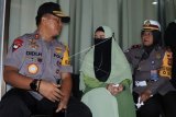 Kapolda Kalbar Irjen Pol Didi Haryono (kiri) didampingi Perwira Polda Kalbar Kompol Syarifah Salbiah (kanan) menemui LM (tengah), Ibu dari Au (14) yang menjadi korban penganiayaan pelajar SMU di Rumah Sakit Promedika Pontianak, Pontianak, Kalimantan Barat, Rabu (10/4/2019). Kapolda Kalbar menyatakan pihak kepolisian akan melakukan upaya-upaya terkait aspek penegakan hukum, namun tetap memperhatikan aspek psikologis korban maupun terduga pelaku karena mereka masih kategori di bawah umur. ANTARA FOTO/HS Putra/jhw/wsj.