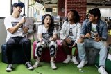 Artis pemeran film Bumi Itu Bulat (kiri-kanan) Kenny Austin, Tissa Biani, Aldy Riady, dan Qausar Harta berbincang saat kunjungan ke Kantor Berita Antara, di Wisma Antara, Jakarta, Selasa (9/4/2019). Kunjungan tersebut dalam rangka promosi film berjudul Bumi Itu Bulat yang akan tayang pada 11 April 2019. ANTARA FOTO/Rivan Awal Linggaama./