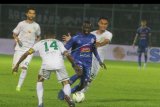 Pesepakbola Arema FC, makan Konate (dua kanan) berusaha melewati hadangan tiga pesepakbola Persebaya Surabaya dalam pertandingan Final Piala Presiden Leg Kedua di Stadion Kanjuruhan, Malang, Jawa Timur, Jumat (12/4/2019). Arema menjadi juara Piala Presiden 2019 setelah menang atas Persebaya dengan skor agregat 4-2. ANTARA FOTO/Ari Bowo Sucipto/nym.