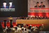 Calon Presiden nomor urut 02 Prabowo Subianto (kiri) menyampaikan pidato kebangsaan di Surabaya, Jawa Timur, Jumat (12/4/2019). Dalam pidato kebangsaan pamungkas tersebut Prabowo Subianto mengumumkan 80 nama yang menurutnya putra-putri terbaik bangsa. Antara Jatim/Moch Asim/zk.